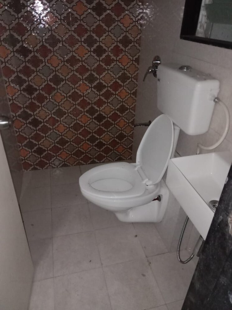 Bathroom, sanghvi-aaditya-heights 1 Bedroom 580 Sq.Ft. Apartment In Tardeo Mumbai 7512822