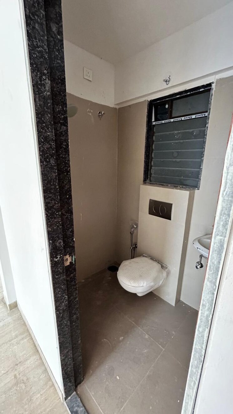 Bathroom, je-and-vee-om-trimurti 1 Bedroom 395 Sq.Ft. Apartment In Malad East Mumbai 7514197