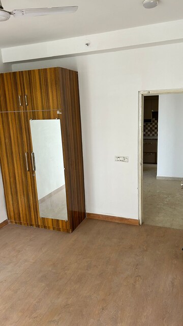 Room in 2.5 BHK Apartment at Ajnara Le Garden, Sector 16b Greater Noida – for Sale