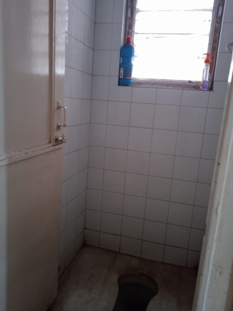 Bathroom, lokmanya-niwas 1 Bedroom 400 Sq.Ft. Apartment In Vile Parle East Mumbai 7516106