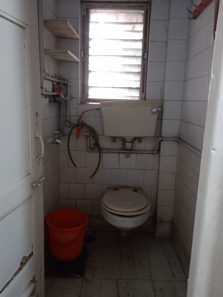 Bathroom, lokmanya-niwas 1 Bedroom 400 Sq.Ft. Apartment In Vile Parle East Mumbai 7516106