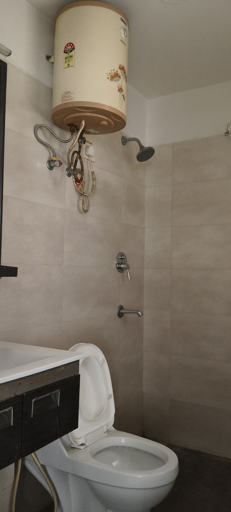 Bathroom, tulip-violet 3 Bedroom 1578 Sq.Ft. Apartment In Sector 69 Gurgaon 7517441