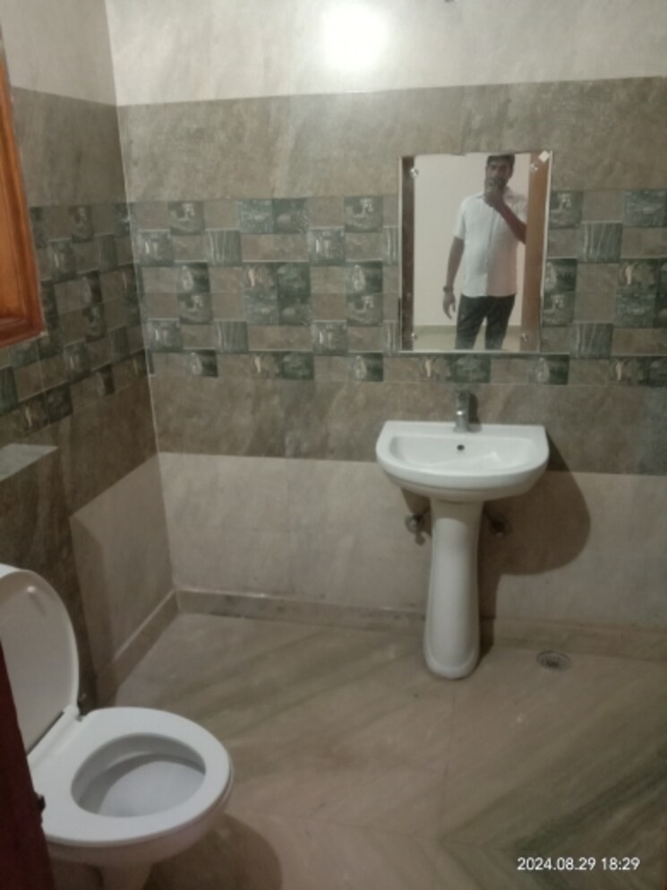 Bathroom, green fields colony 3 Bedroom 1800 Sq.Ft. Builder Floor In Green Fields Colony Faridabad 7518053