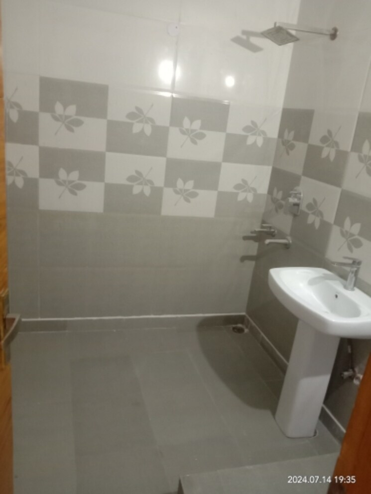 Bathroom, green fields colony 4 Bedroom 2200 Sq.Ft. Builder Floor In Green Fields Colony Faridabad 7518101