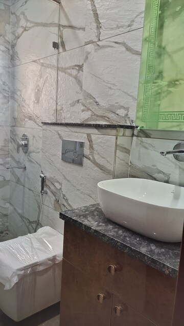 Master Bedroom in 4 BHK Builder Floor at Unitech South City II, Sector 50 – for Sale