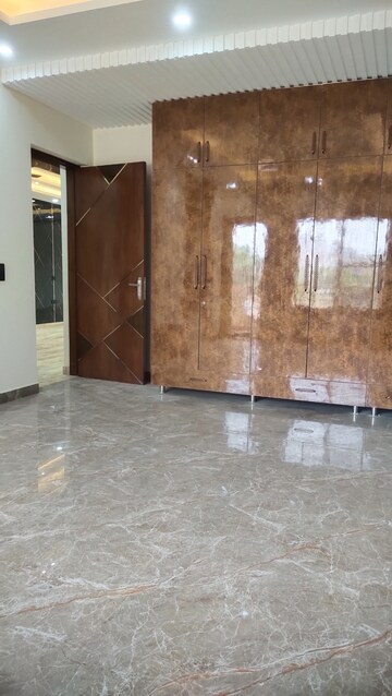 Furnished Amenities in 4 BHK Builder Floor at Unitech South City II, Sector 50 – for Sale