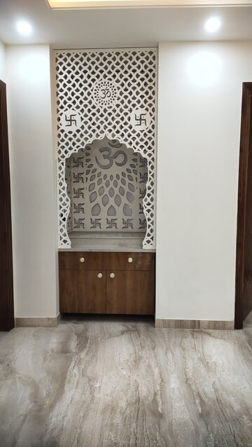 Room in 4 BHK Builder Floor at Unitech South City II, Sector 50 – for Sale