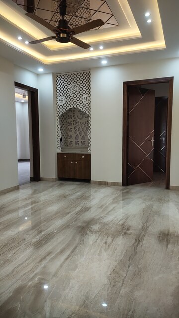 Furnished Amenities in 4 BHK Builder Floor at Unitech South City II, Sector 50 – for Sale