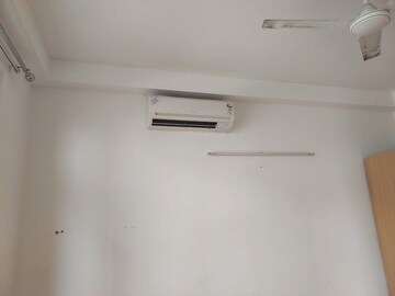 Room in 2 BHK Apartment at Jaypee Green Villas, Jaypee Greens – for Sale