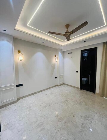 Building Lobby in 4 BHK Builder Floor at Ansal API Esencia, Sector 67 – for Sale