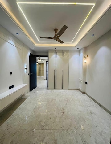 Building Lobby in 4 BHK Builder Floor at Ansal API Esencia, Sector 67 – for Sale