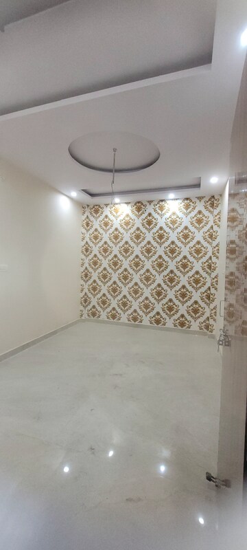 Room in 3 BHK Independent House at Sarojini Nagar – for Sale