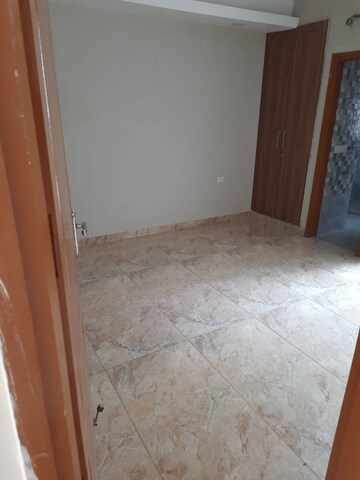 Room in 2.5 BHK Apartment at Amrapali Golf Homes, Sector 4, Greater Noida – for Sale
