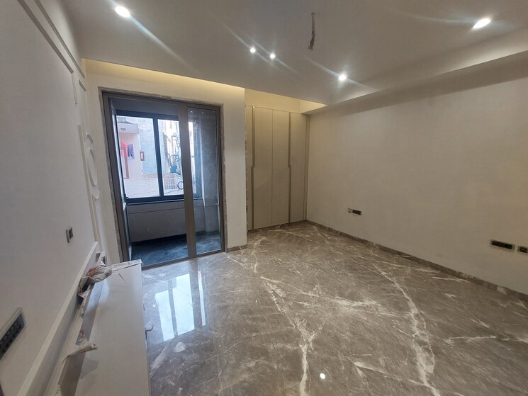 Room, pitampura 4 Bedroom 280 Sq.Yd. Builder Floor In Pitampura Delhi 7525361