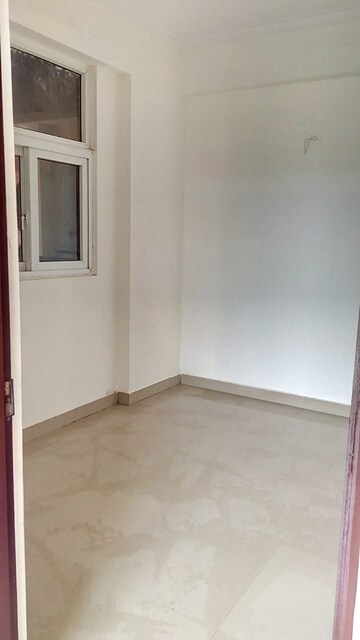 Room in 2.5 BHK Apartment at Amrapali Castle, Chi V Greater Noida – for Sale