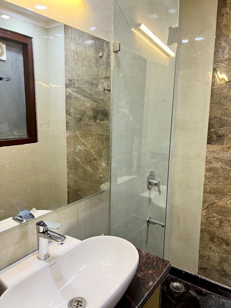 Bathroom, central-park-i 5 Bedroom 3400 Sq.Ft. Apartment In Sector 42 Gurgaon 7526286
