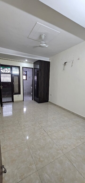 Room in 4 BHK Builder Floor at Green Fields Colony – for Sale