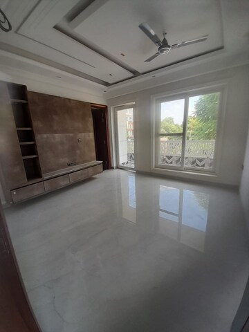 Room in 3 BHK Builder Floor at Sector 85 – for Sale