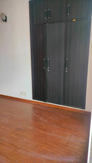 Room in 2 BHK Apartment at Amrapali Eden Park, Sector 50 – for Sale