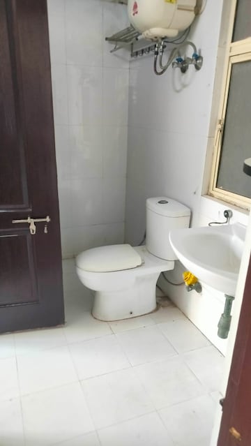 Bathroom in 2 BHK Apartment at Amrapali Eden Park, Sector 50 – for Sale