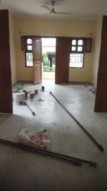 Room in 2.5 BHK Builder Floor at SS Southend Floors, South City 2 – for Sale