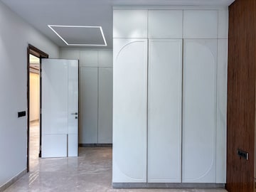 Building Lobby in 4 BHK Builder Floor at Unitech Deerwood Chase, Nirvana Country – for Sale