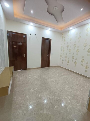 Room in 6+ BHK Independent House at Shalimar Bagh – for Sale