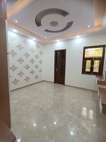 Room in 6+ BHK Independent House at Shalimar Bagh – for Sale