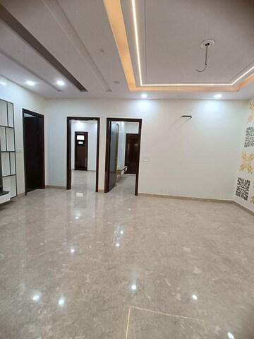 Room in 6+ BHK Independent House at Shalimar Bagh – for Sale