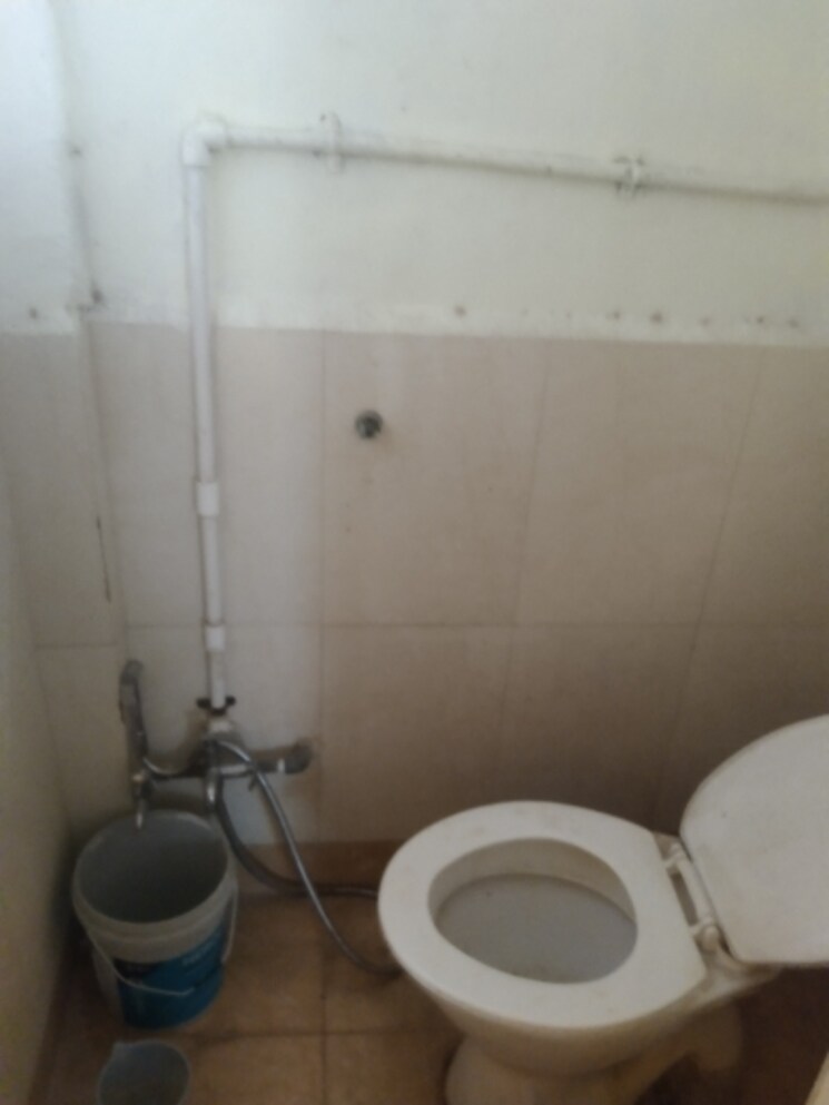 Bathroom, mig-colony-gokhalenagar 2 Bedroom 1000 Sq.Ft. Apartment In Gokhalenagar Pune 7530952