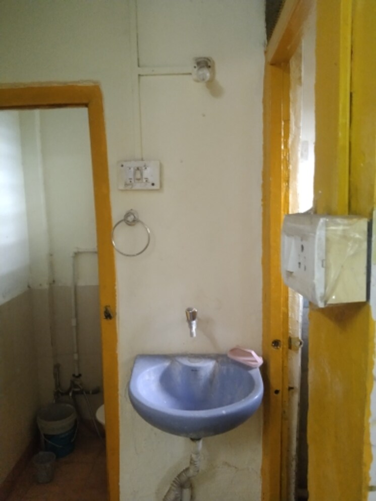 Bathroom, mig-colony-gokhalenagar 2 Bedroom 1000 Sq.Ft. Apartment In Gokhalenagar Pune 7530952