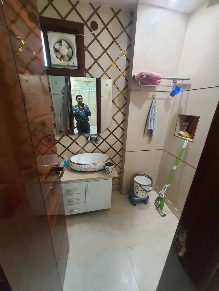 Bathroom, sainik vihar 2 Bedroom 1200 Sq.Ft. Builder Floor In Sainik Vihar Delhi 7531335
