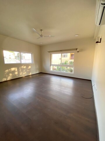 Room in 4 BHK Apartment at Embassy Oasis, Frazer Town – for Rent