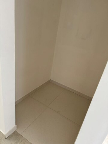 Room in 2 BHK Apartment at Lodha Amara, Kolshet Road – for Rent