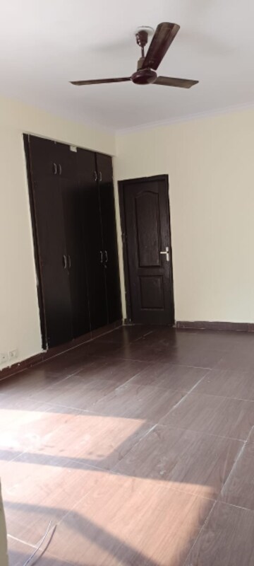 Room in 2.5 BHK Apartment at Amrapali Golf Homes, Sector 4, Greater Noida – for Sale