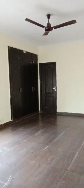 Room in 2.5 BHK Apartment at Amrapali Golf Homes, Sector 4, Greater Noida – for Sale