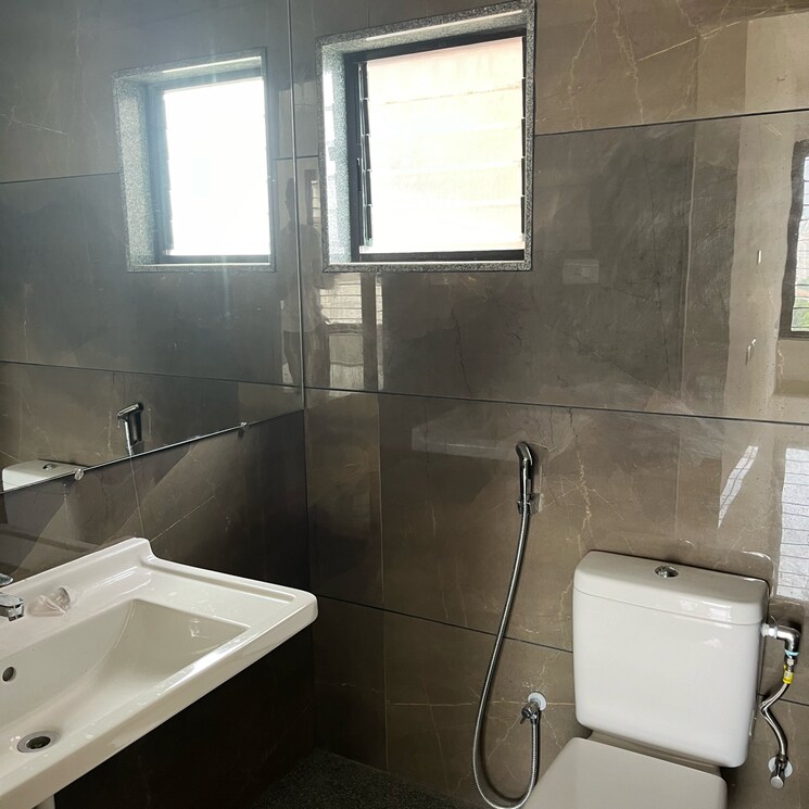 Bathroom, kumar-prospera-hadapsar 2 Bedroom 942 Sq.Ft. Apartment In Amanora Park Town Pune 7535206
