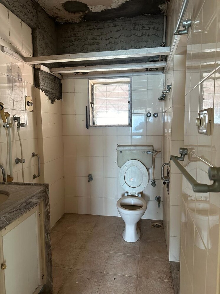 Bathroom, shangrila-chs-azad-nagar-colaba 1 Bedroom 526 Sq.Ft. Apartment In Azad Nagar Colaba Mumbai 7538719