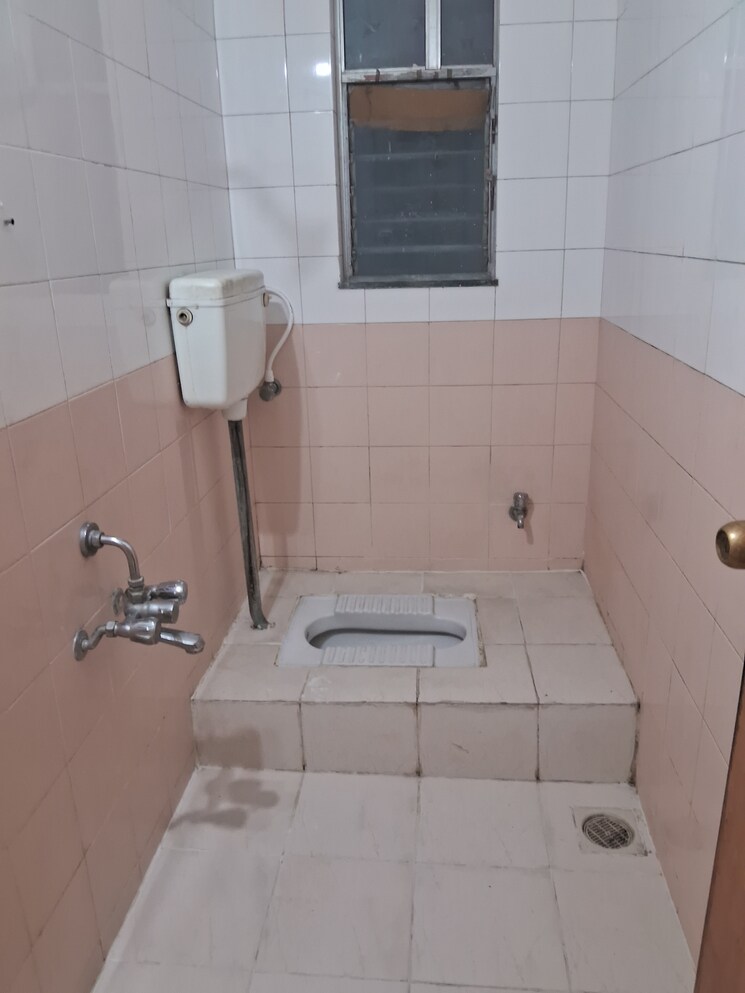 Bathroom, kumar-padmalaya 2 Bedroom 1010 Sq.Ft. Apartment In Aundh Pune 7540279