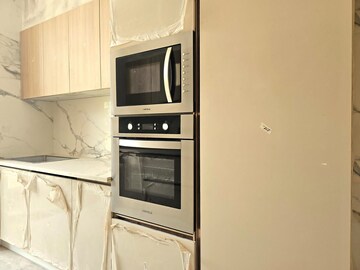 Furnished Amenities in 4 BHK Builder Floor at Unitech South City 1, Sector 41 – for Sale
