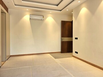 Room in 4 BHK Builder Floor at Unitech South City 1, Sector 41 – for Sale