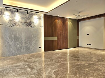 Room in 4 BHK Builder Floor at Unitech South City 1, Sector 41 – for Sale