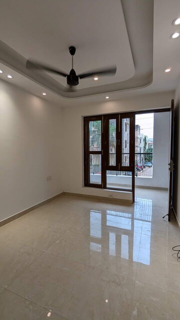 Room in 4 BHK Builder Floor at Green Fields Colony – for Sale