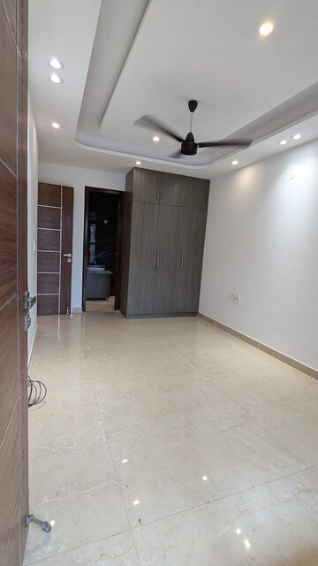 Room in 4 BHK Builder Floor at Green Fields Colony – for Sale