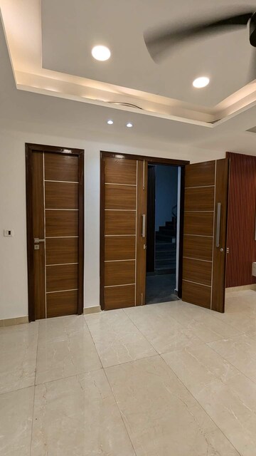 Room in 4 BHK Builder Floor at Green Fields Colony – for Sale