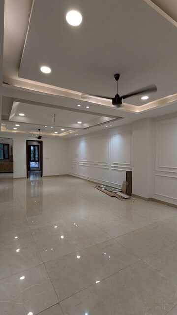 Building Lobby in 4 BHK Builder Floor at Green Fields Colony – for Sale
