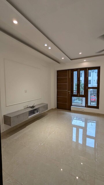 Room in 4 BHK Builder Floor at Green Fields Colony – for Sale