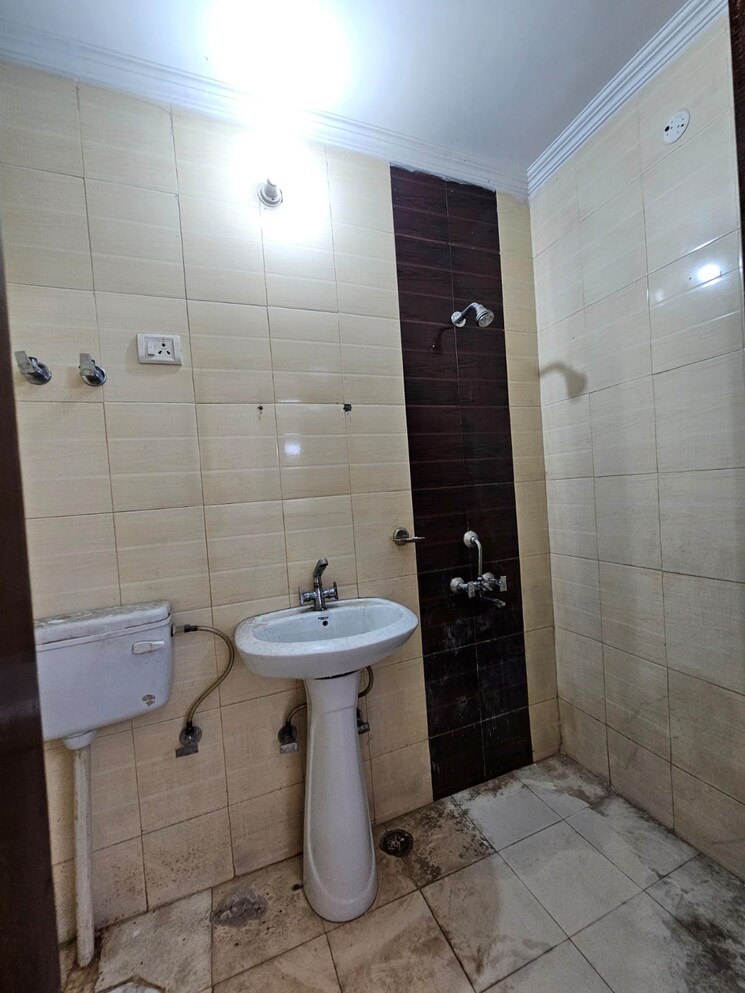 Bathroom, rustomjee-crown 4 Bedroom 1700 Sq.Ft. Apartment In Prabhadevi Mumbai 7543634