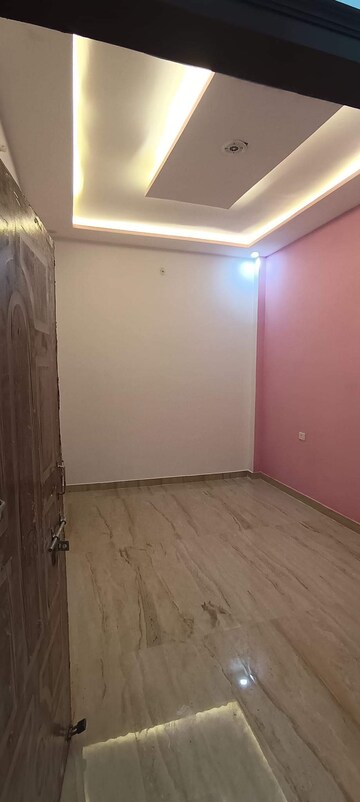 Room in 2 BHK Independent House at Jankipuram Extension – for Sale