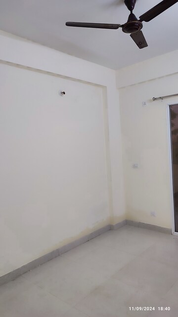 Room in 2.5 BHK Apartment at Signature Global Orchard Avenue, Sector 93 – for Sale